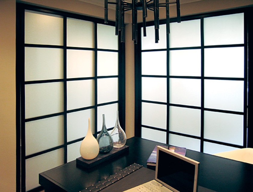 Угловая перегородка в японском стиле с матовым стеклом Сургут