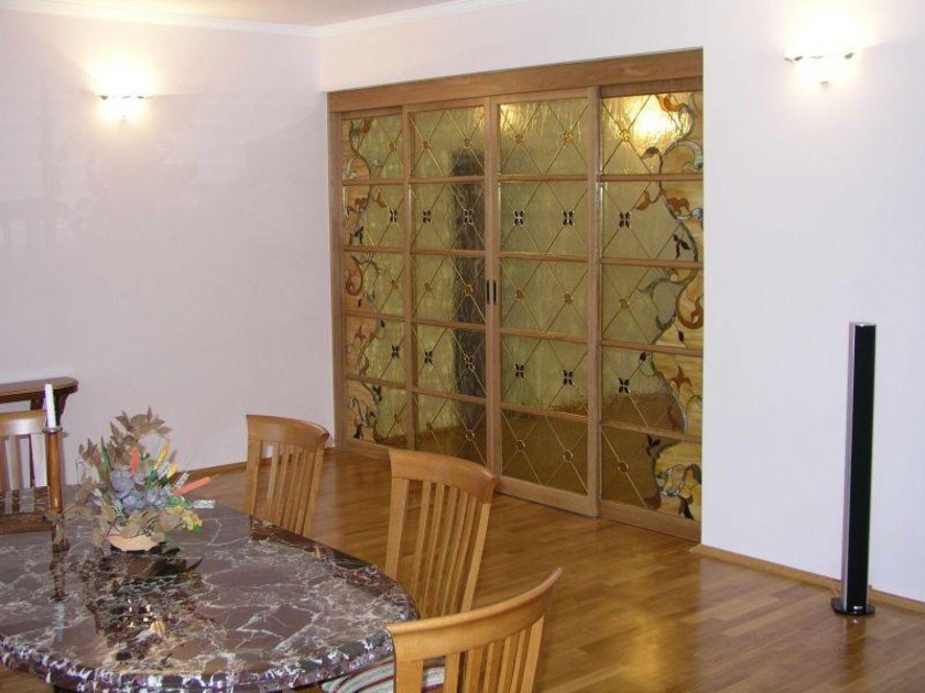 Перегородка для гостиной с цветным стеклом и декоративными вставками Сургут