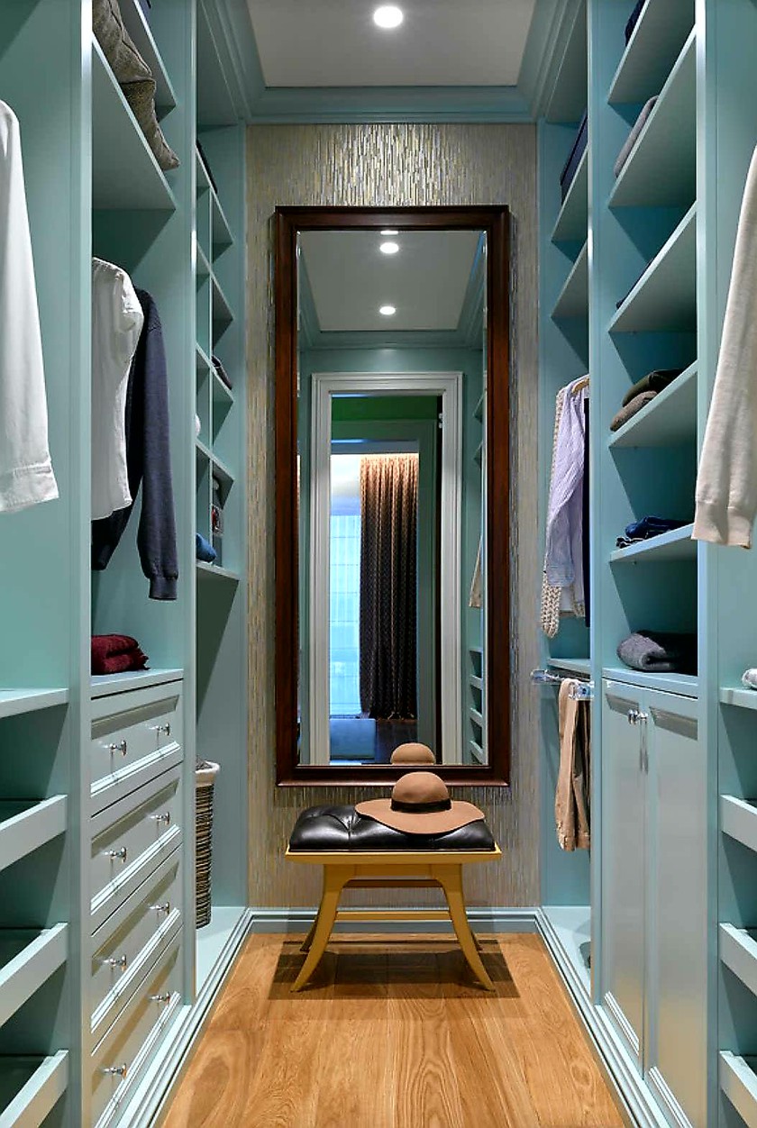 Параллельная гардеробная комната с большим зеркалом Сургут