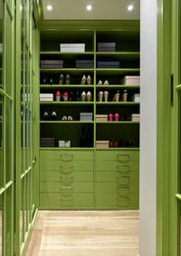 Г-образная гардеробная комната в зеленом цвете Сургут