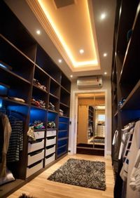 Большая открытая гардеробная комната с комбинированным наполнением Сургут