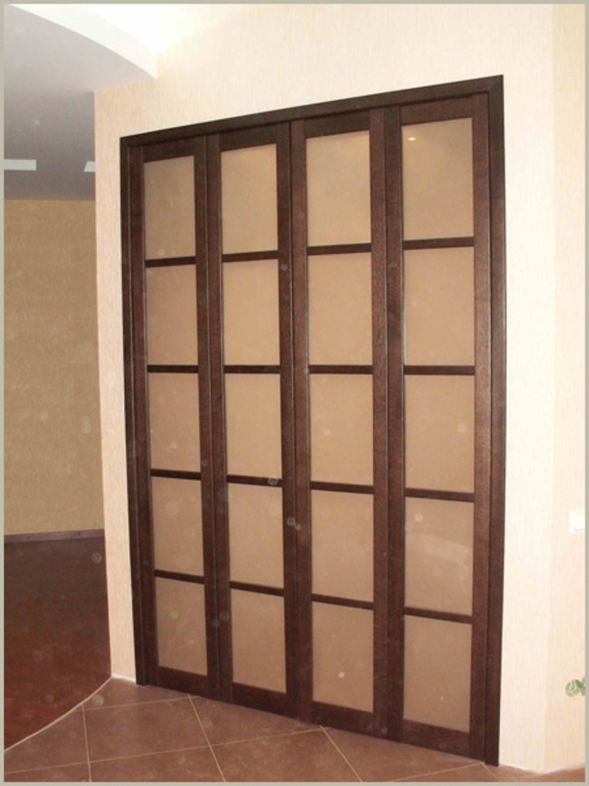 Двери гармошка с матовым стеклом и накладными разделителями Сургут