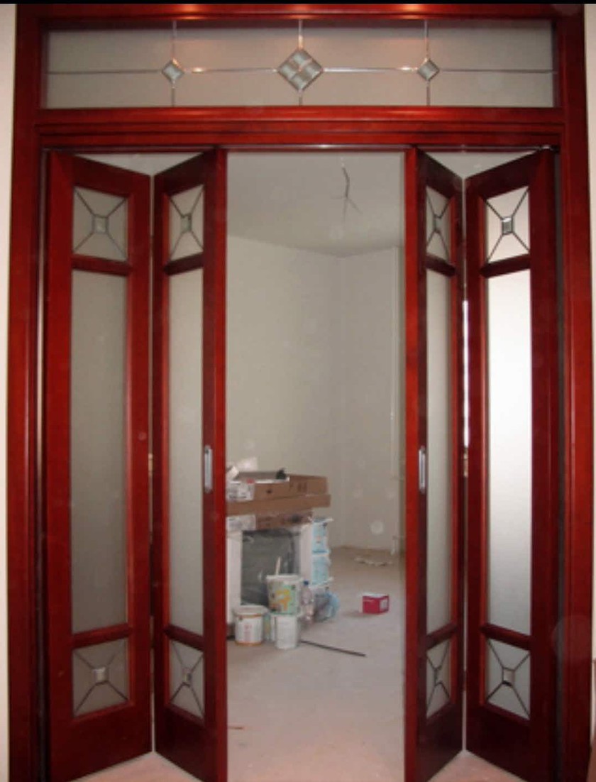 Дверь гармошка с декоративными стеклянными вставками Сургут