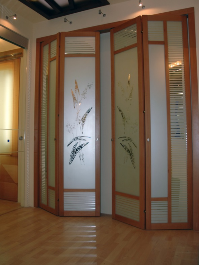 Широкие двери гармошка с матовым стеклом и рисунком Сургут