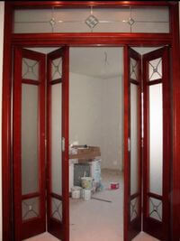 Дверь гармошка с декоративными стеклянными вставками Сургут