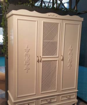 Распашные двери с декоративными накладками Сургут